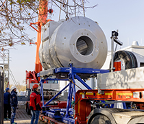 Ankunft des großen Magneten als Kernelement für den 7-Tesla-MRT Connectome auf dem Unicampus im November 2022.